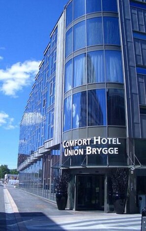 A modern hotel building with a glass facade and signage for the Comfort Hotel Union Brygge. - Comfort Hotel Union Brygge - Drammen (Drammen)