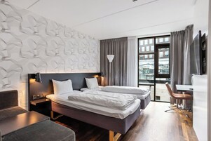 Caja de seguridad en la habitación y escritorio 