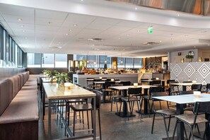 Bữa sáng buffet hàng ngày với phụ phí nhỏ 