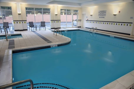 Una piscina techada. Fairfield Inn & Suites by Marriott Lewisburg