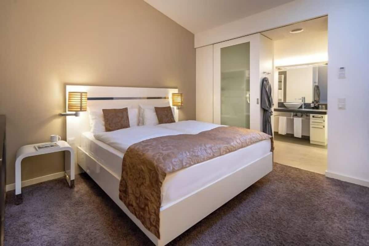 1 Schlafzimmer, hochwertige Bettwaren, Daunenbettdecken