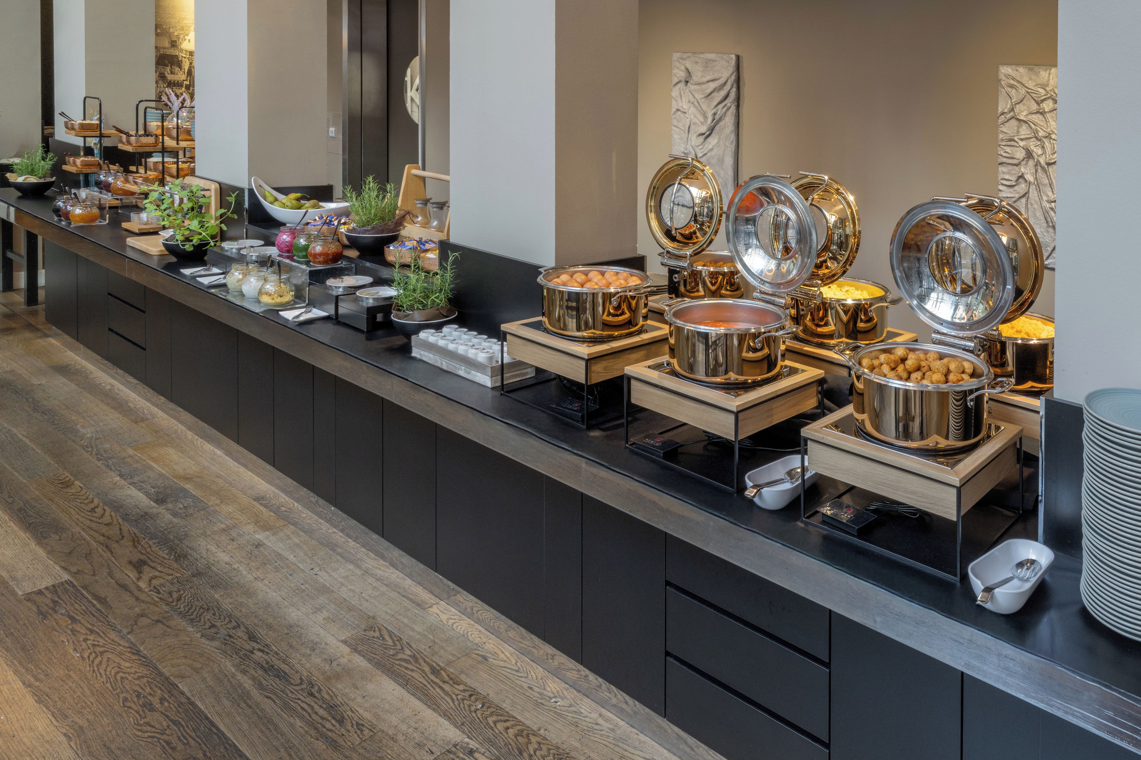 Een buffetopstelling met diverse gerechten en bestek.