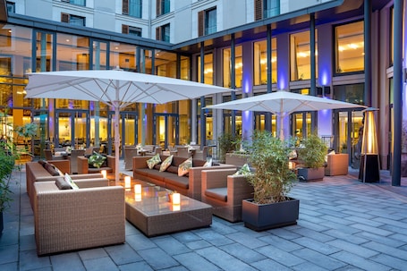 Breakfast and dinner served, international cuisine. INNSiDE by Meliá Dresden