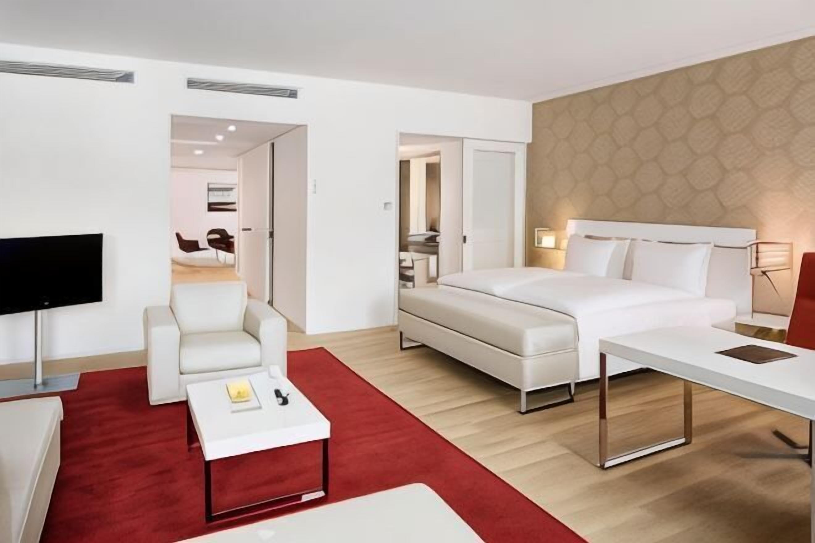 Minibar, escritorio, cortinas opacas y tabla de planchar con plancha
