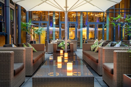 Breakfast and dinner served, international cuisine. INNSiDE by Meliá Dresden
