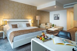 Minibar, escritorio, cortinas opacas y tabla de planchar con plancha