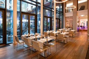 S'hi serveixen esmorzars, sopars i plats de cuina internacional 