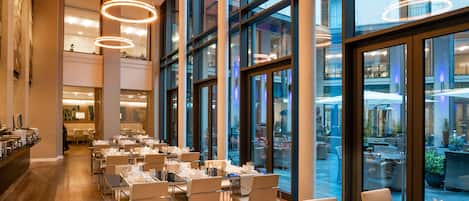 Déjeuner et souper servis sur place, cuisine internationale