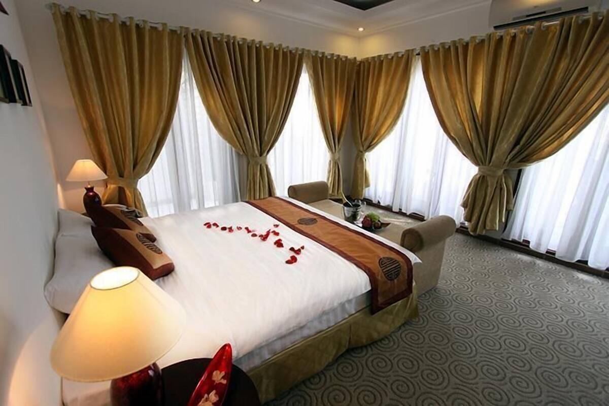 ميني بار وخزنة داخل الغرفة ومكتب وتجهيزات عازلة للصوت