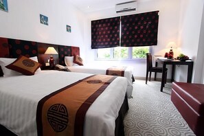 ميني بار وخزنة داخل الغرفة ومكتب وتجهيزات عازلة للصوت