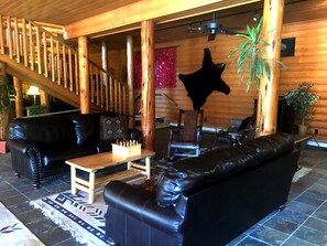 Lobby sitting area - The Lodge At Lolo Hot Springs (Lolo)