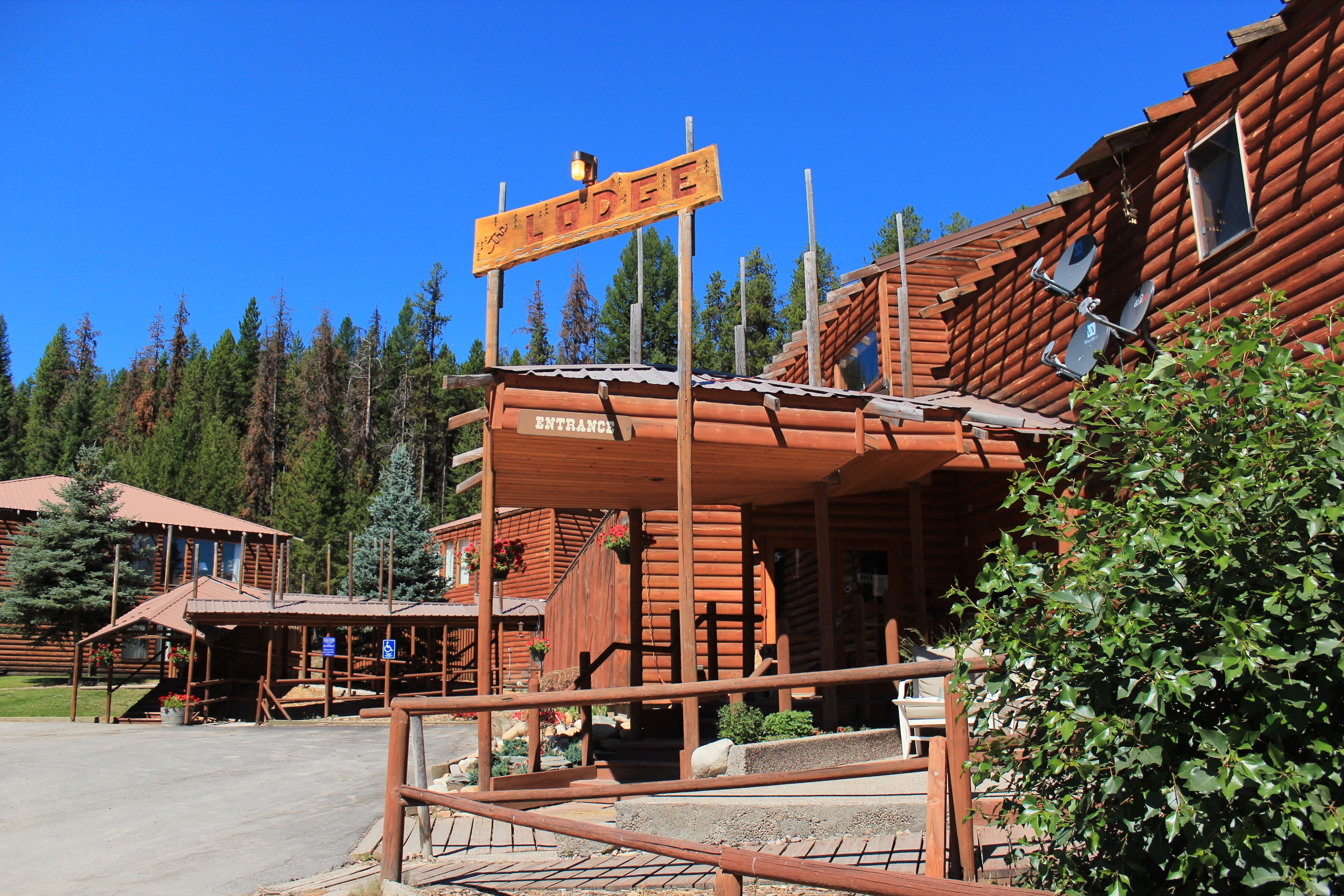 Un edificio de madera rústico con un cartel que dice "Lodge".