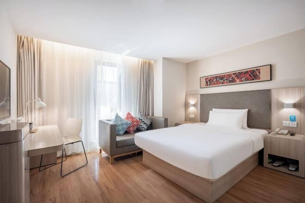 Een minibar, een kluis op de kamer, een bureau, verduisterende gordijnen