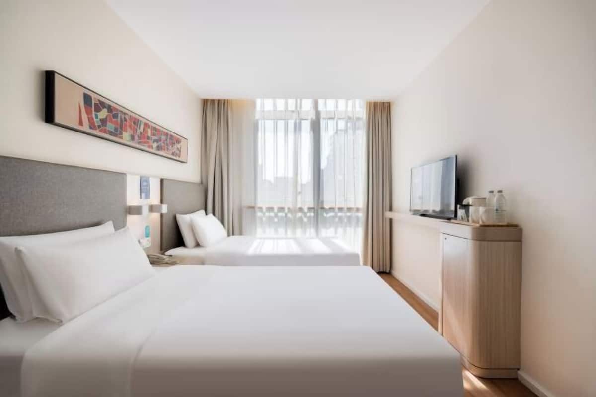 Een minibar, een kluis op de kamer, een bureau, verduisterende gordijnen