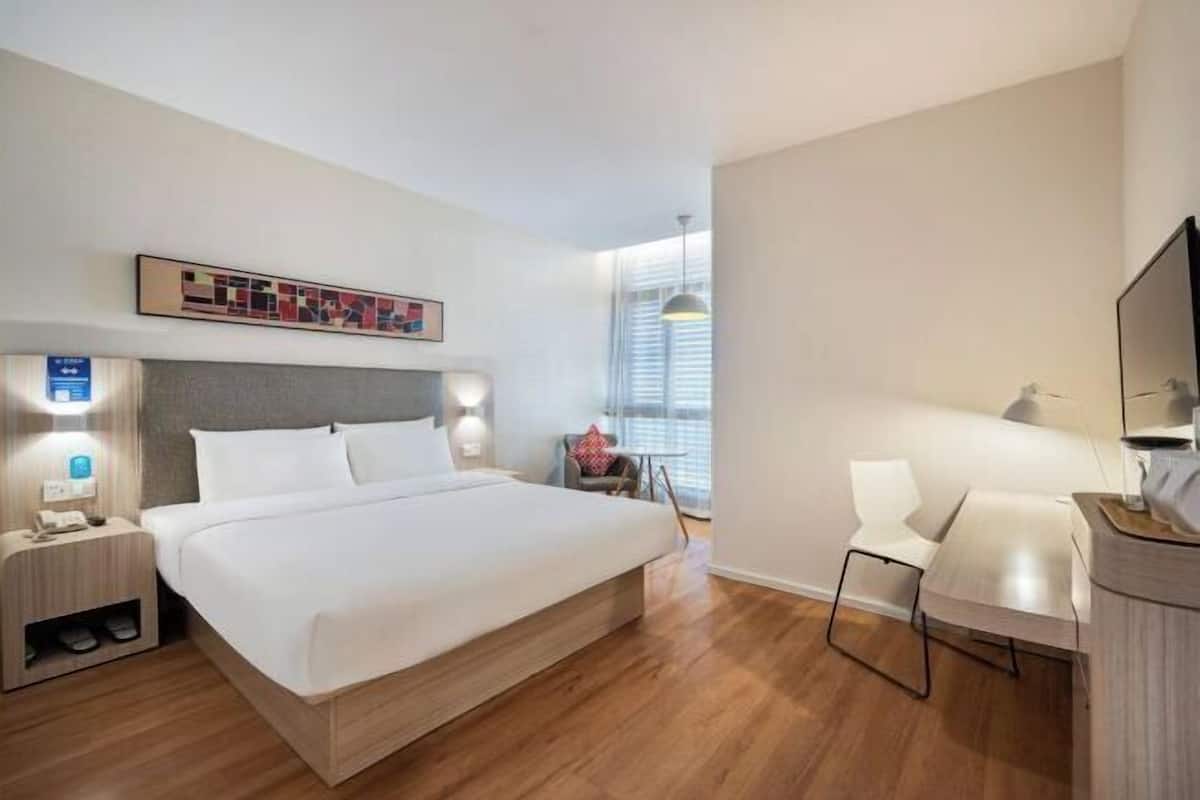 Een minibar, een kluis op de kamer, een bureau, verduisterende gordijnen