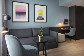 Familiekamer (Superior) | Een kluis op de kamer, een bureau, geluiddichte muren