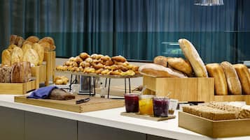 Daily buffet breakfast (NOK 200 per person)