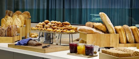 TĂ€gliches FrĂŒhstĂŒcksbuffet (200 NOK pro Person)
