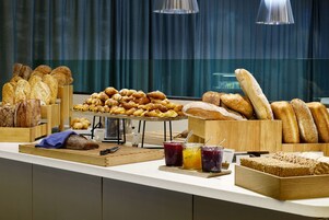 Daily buffet breakfast (NOK 200 per person)