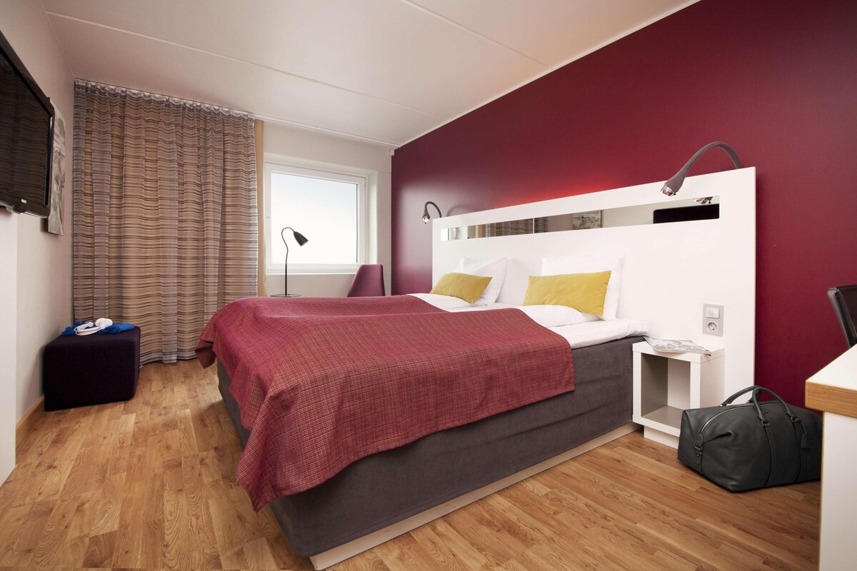 Pillowtop beds, desk, soundproofing, iron/ironing board