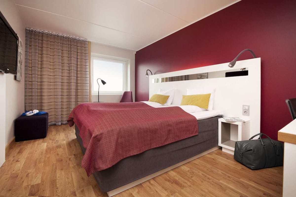 Pillowtop beds, desk, soundproofing, iron/ironing board