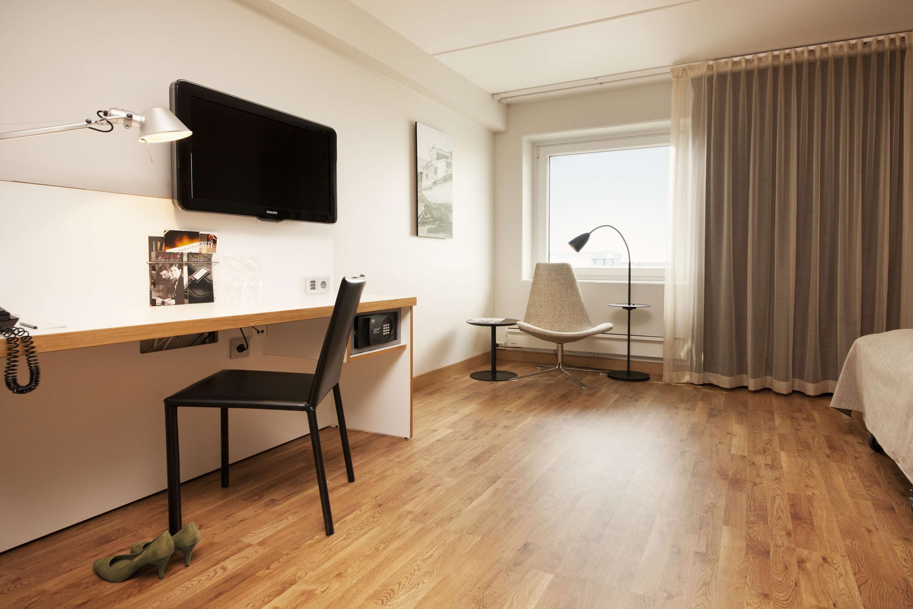 pillow-top beds, desk, soundproofing, iron/ironing board