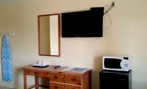 Room, 1 Queen Bed, Smoking | Room amenity - Parkway Inn Eugene (Eugene)