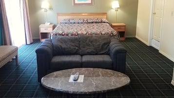 King Suite with Spa Bath, Nonsmoking | Wohnzimmer