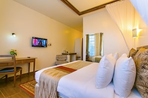 Caja de seguridad en la habitación, muebles diferentes y escritorio