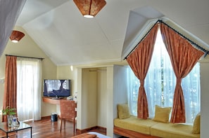 Caja de seguridad en la habitación, muebles diferentes y escritorio