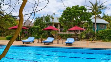 Hồ bơi ngoài trời, dù/ô trên bãi biển/hồ bơi, ghế dài tắm nắng