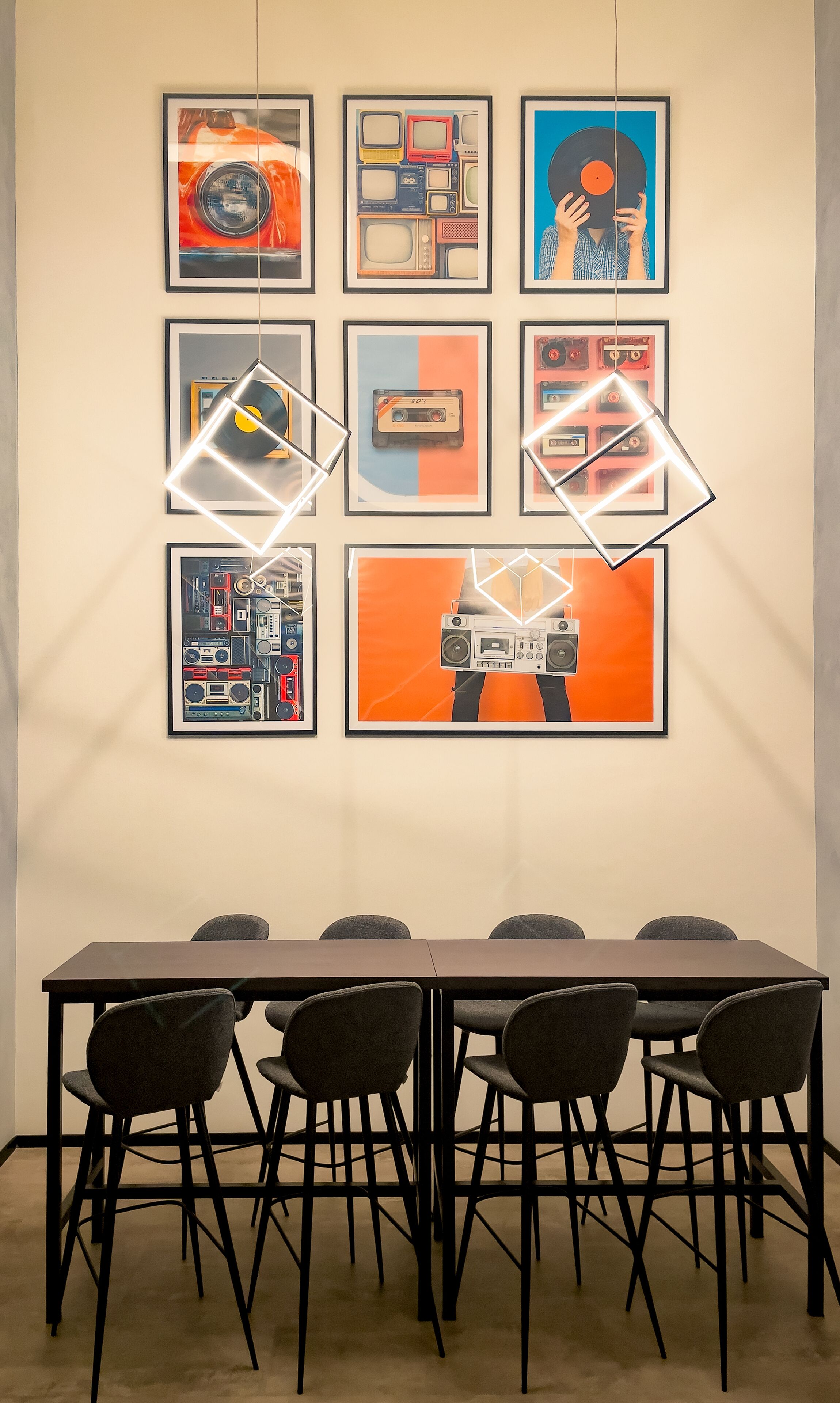 Uma sala de conferência com uma mesa comprida e seis cadeiras.