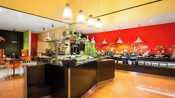 每日供應吃到飽早餐 (每人 AED55)