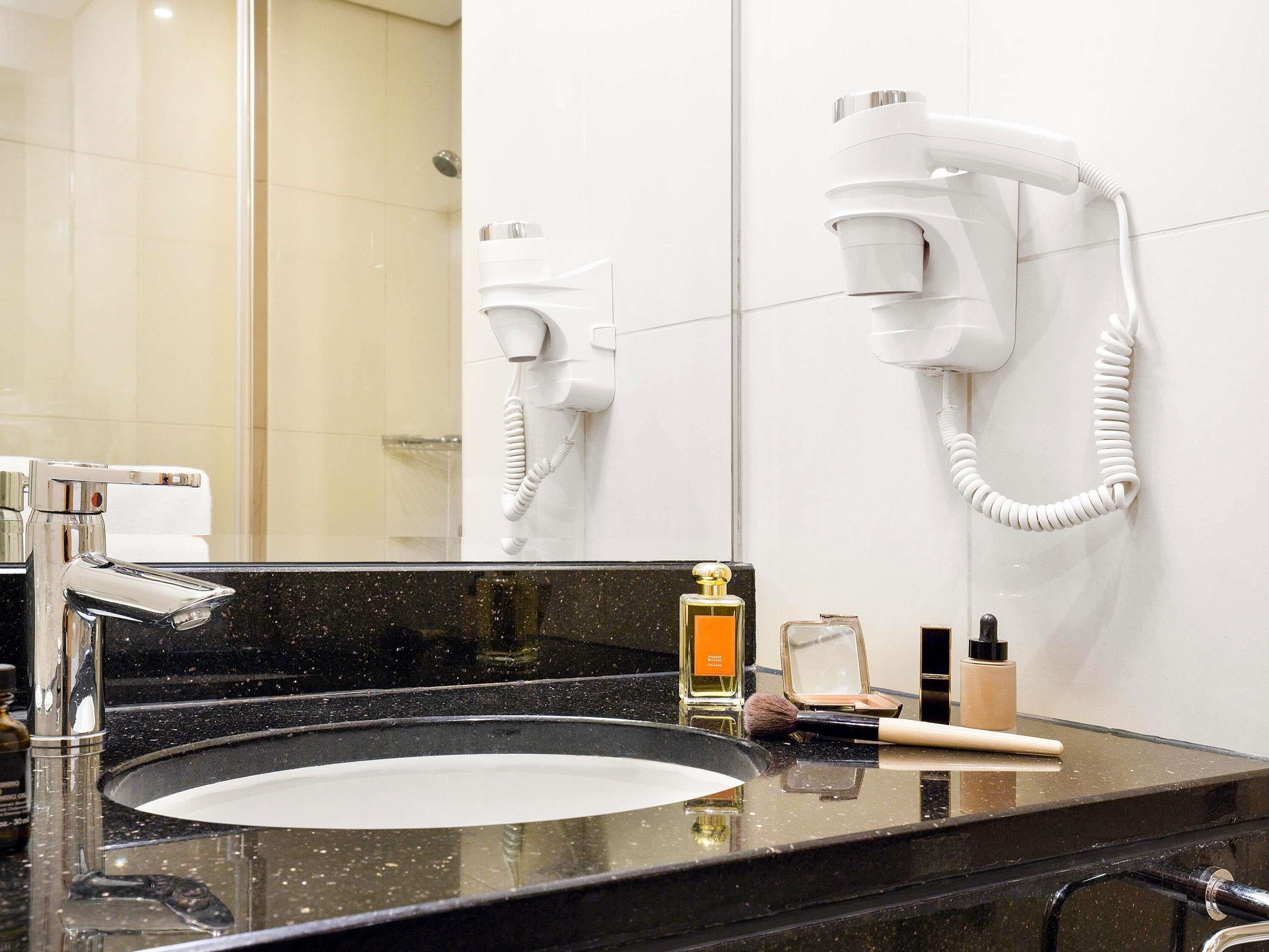 Tallelokero huoneessa, työpöytä, äänieristys, silitysrauta/-lauta