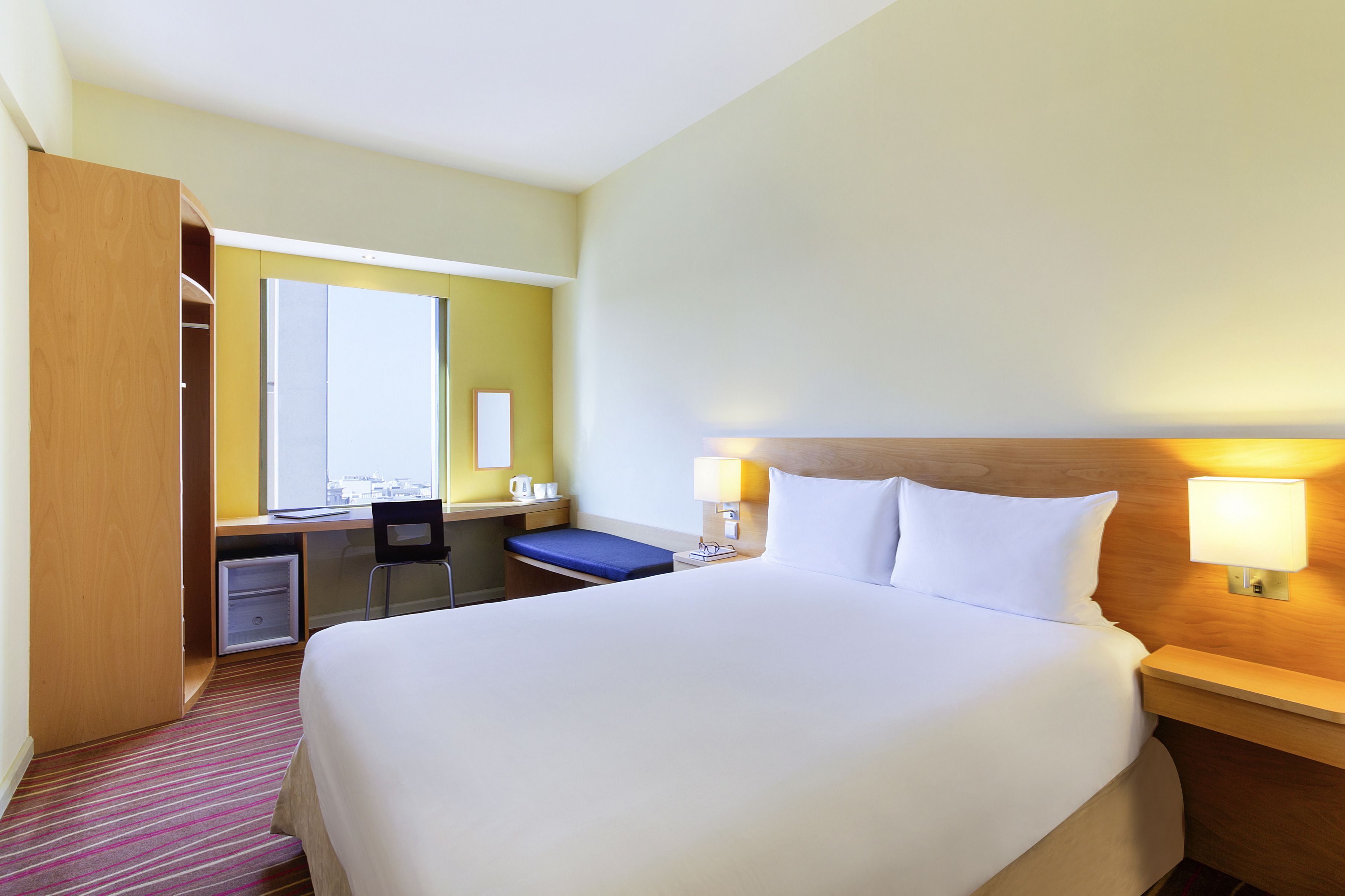 standard double room, 1 double bed | in-room safe, desk, soundproofing, iron/ironing board