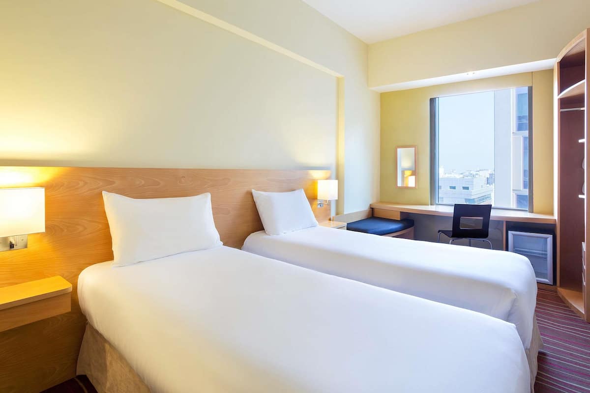 Chambre Standard, 2 lits une place | Coffres-forts dans les chambres, bureau, chambres insonorisées