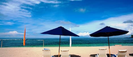 Sulla spiaggia, sci nautico, un bar sulla spiaggia