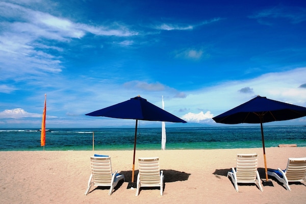 Di pantai dan bar pantai