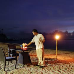 Sulla spiaggia, un bar sulla spiaggia