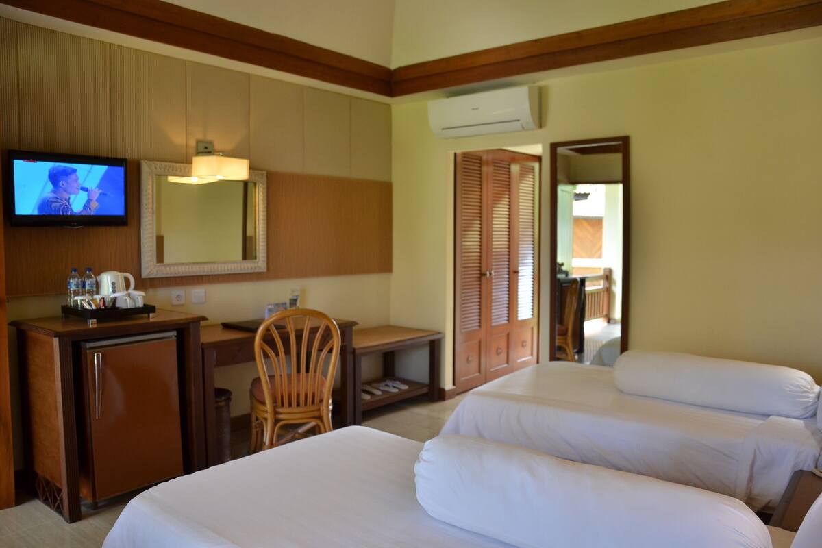 Premium bedding, minibar, in-room safe, desk