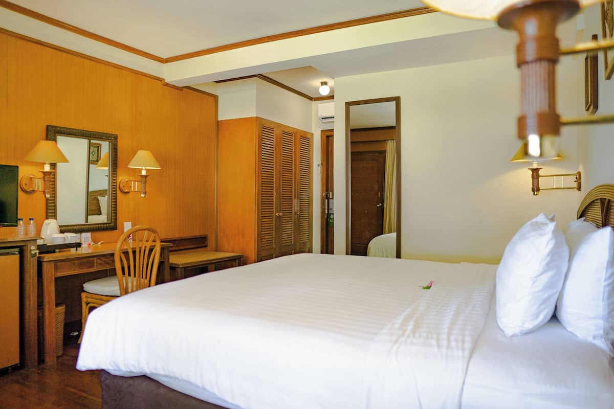 Hochwertige Bettwaren, Minibar, Zimmersafe, Schreibtisch