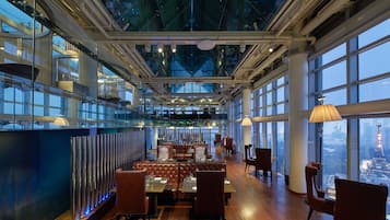 3 nhà hàng, phục vụ bữa sáng, bữa trưa, bữa tối, dim sum (điểm tâm)