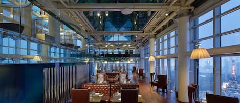 3 restoran, sarapan, makan tengah hari, makan malam dihidangkan; dim sum