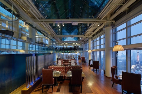 3 restaurants, breakfast, lunch, dinner served; dim sum