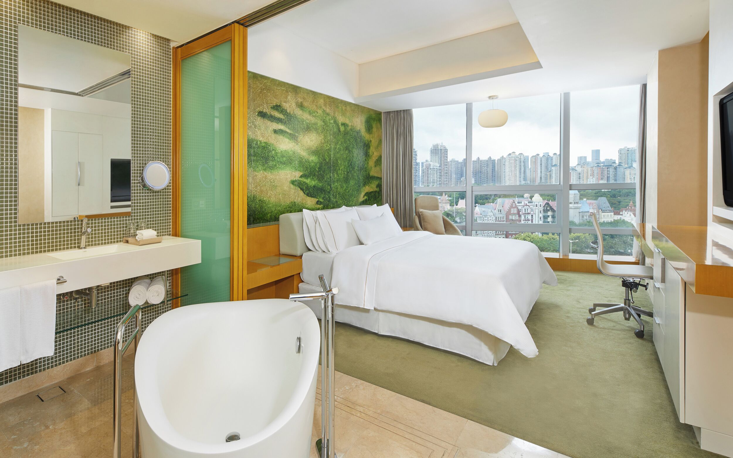 Edredón, minibar, caja de seguridad en la habitación y escritorio 