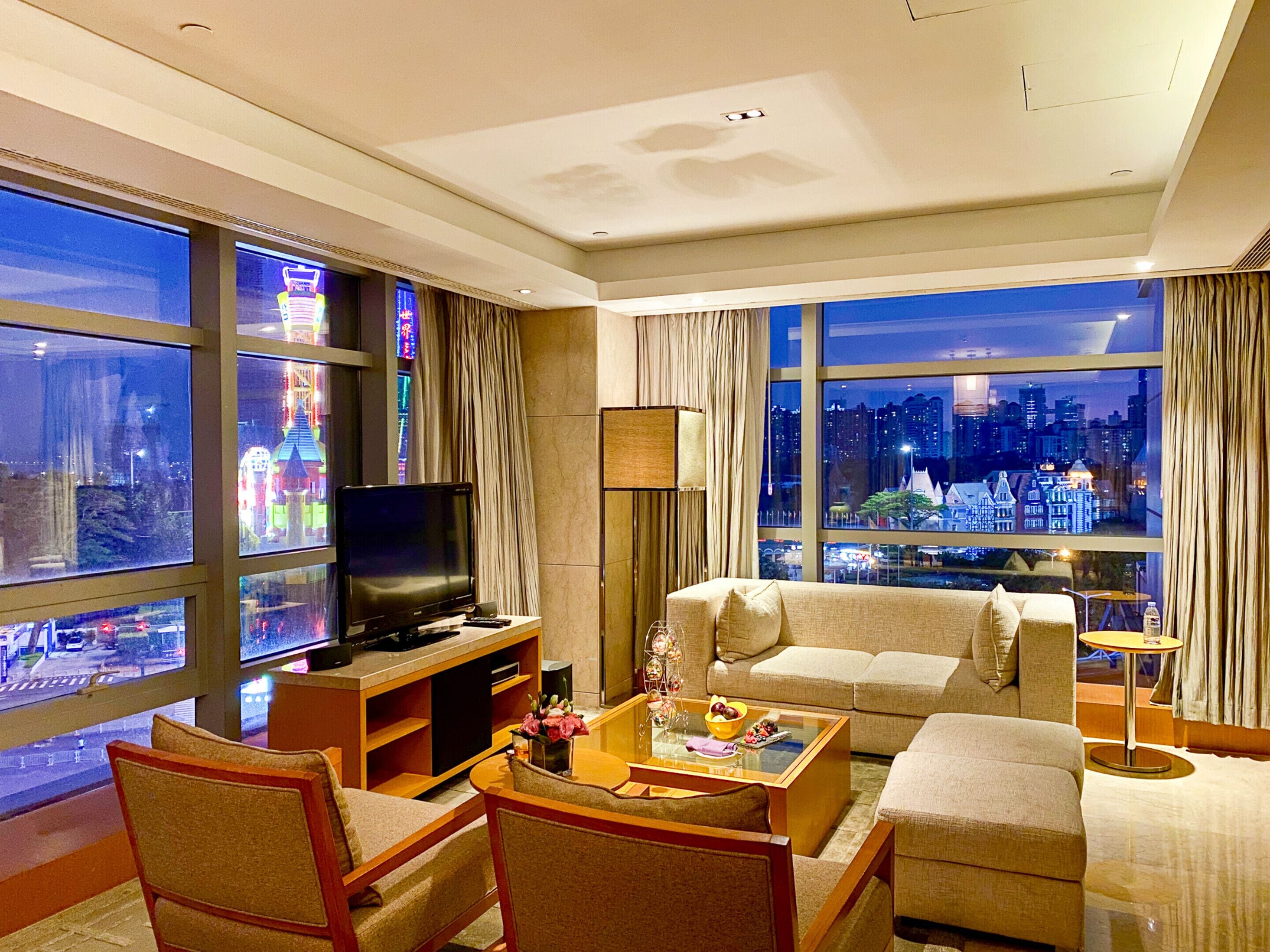 club suite, 1 king bed, park view | 1 bedroom, down duvets, minibar, in-room safe