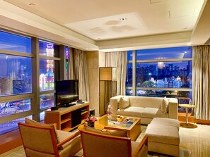 Club Suite, 1 King Bed, Park View | Down comforters, minibar, in-room safe, desk