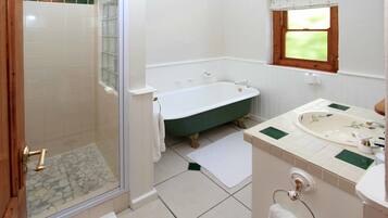Standard Room, 1 Bedroom | Bathroom | Designer toiletries, hair dryer, bathrobes, towels