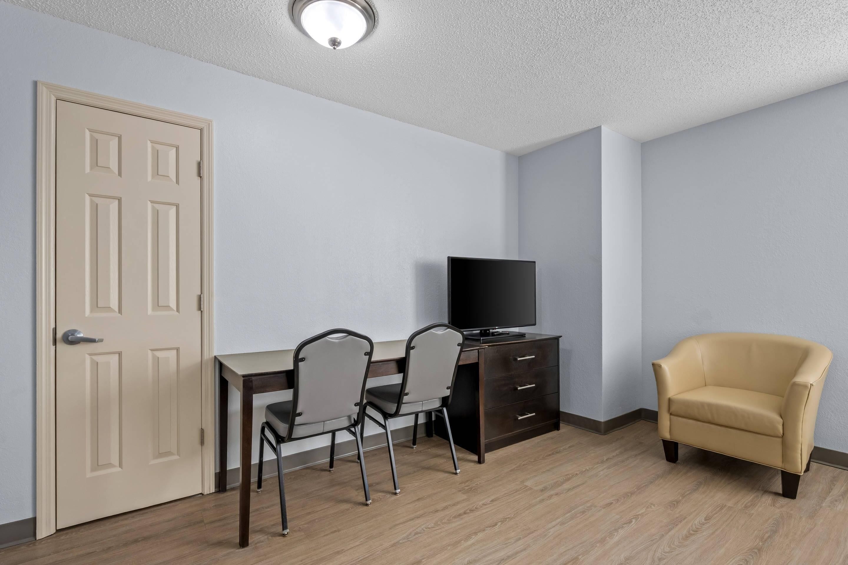 Habitación, 1 cama doble, accesible para personas con discapacidad, no fumadores (Efficiency) | Escritorio, tabla de planchar con plancha, wifi gratis y ropa de cama