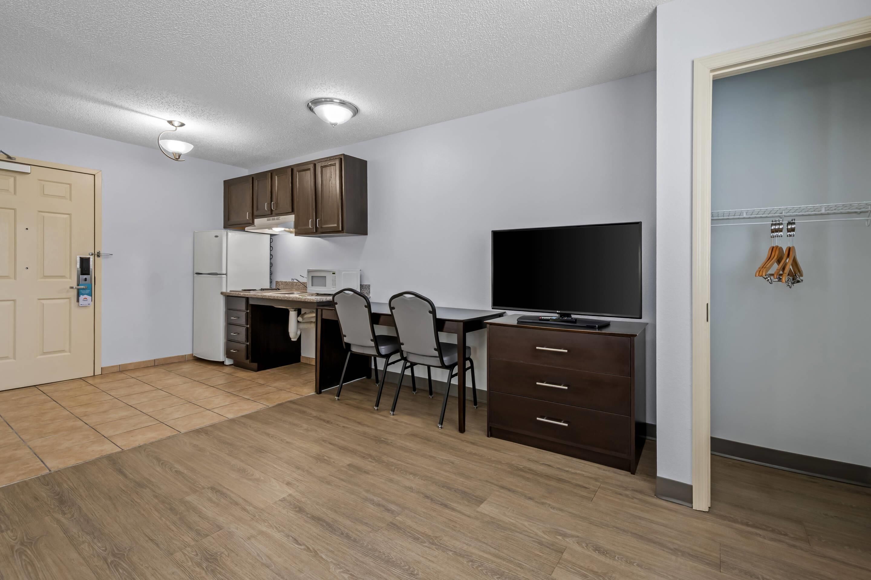 Zimmer, 1 Queen-Bett, Nichtraucher (Efficiency, Cooktop in room) | Schreibtisch, Bügeleisen/Bügelbrett, kostenloses WLAN, Bettwäsche